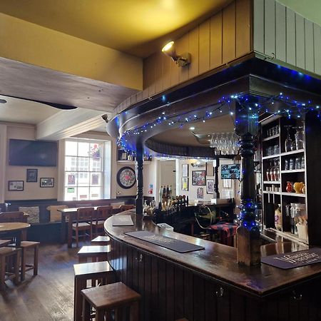 The Royal Oak Hotel Коршам Екстериор снимка